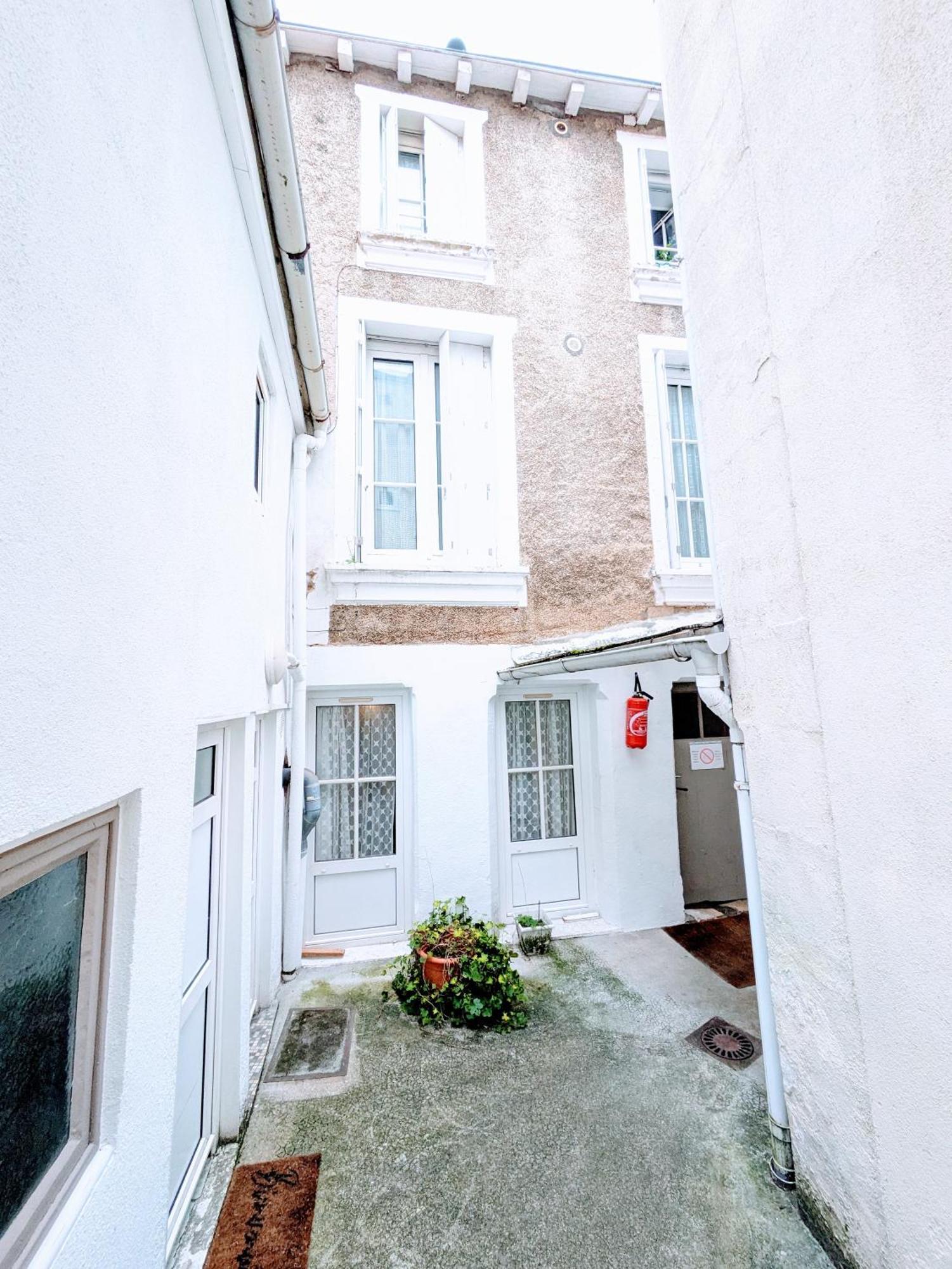 Chambres Poitiers Centre Ville - Salle De Bain, Refrigerateur, Tv Et Machine A Cafe Privatifs - Cuisine Commune - Terrasse - Hotel De Ville A 200M 외부 사진